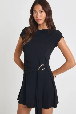 Robe maxi drapée à l'avant avec garniture dorée