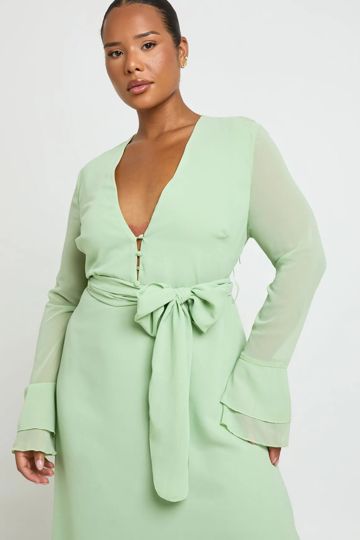 Robe Maxi À Détail Boutons Et Manches À Volants Étagés