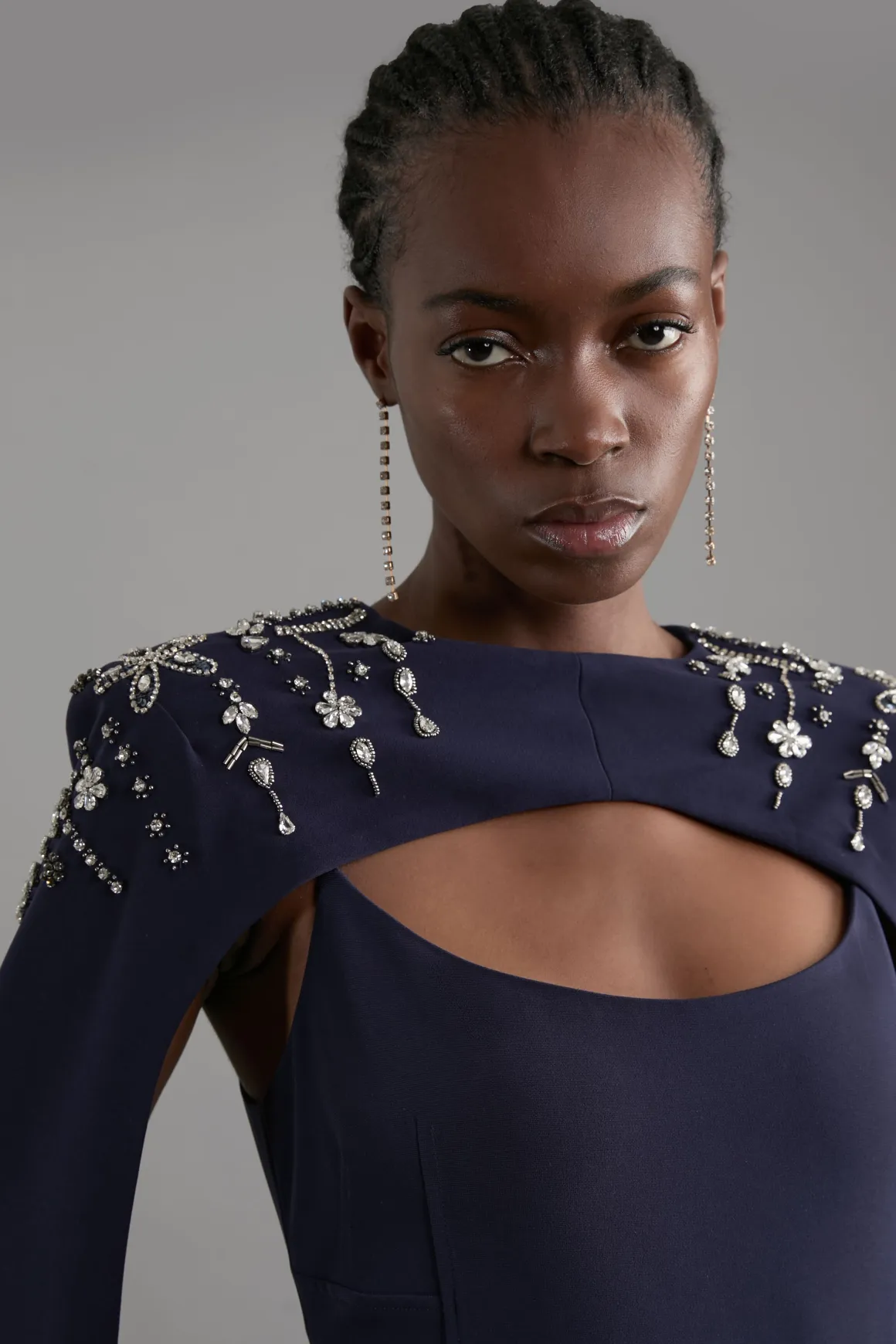 Robe maxi en crêpe de viscose ornée de cristaux avec cape détachable