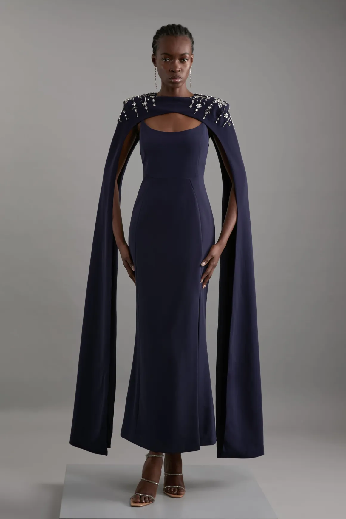 Robe maxi en crêpe de viscose ornée de cristaux avec cape détachable