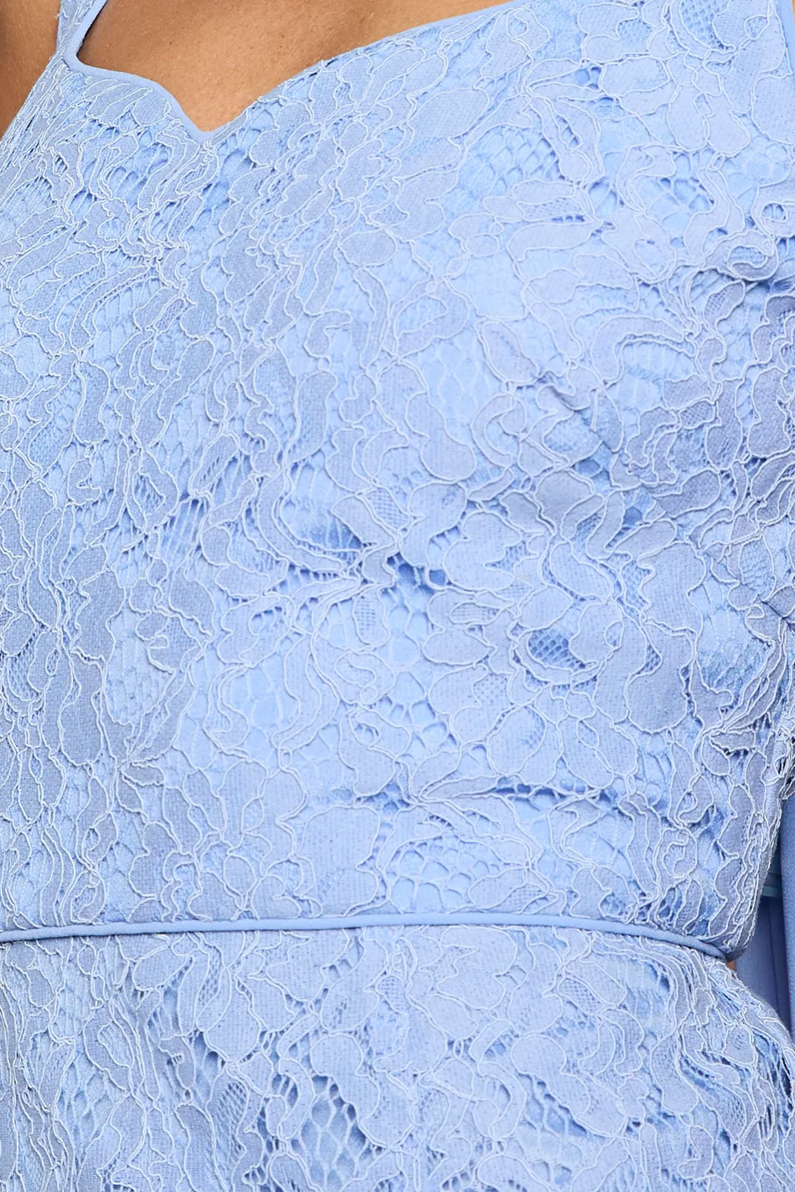 Robe Maxi En Dentelle Lisa Tan Avec Détail Foulard Et Godets
