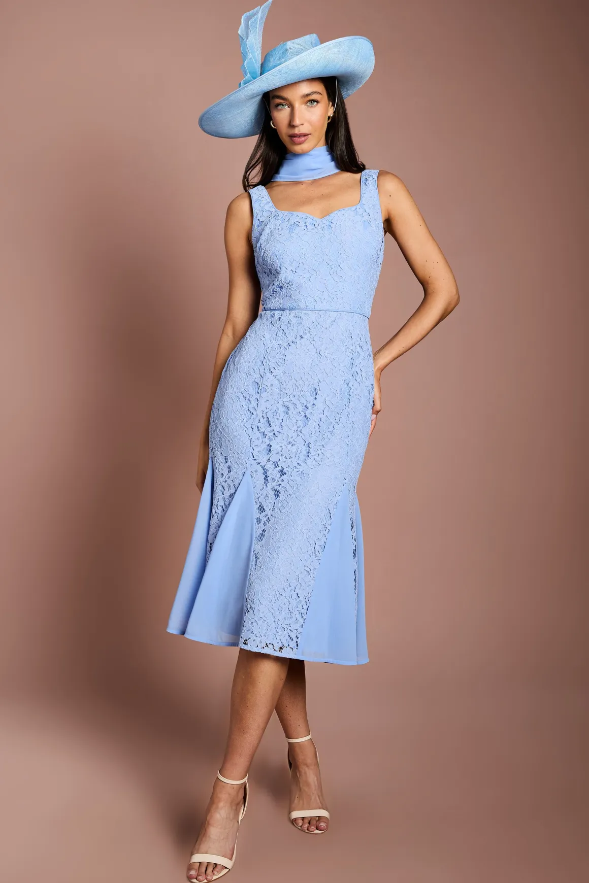 Robe Maxi En Dentelle Lisa Tan Avec Détail Foulard Et Godets