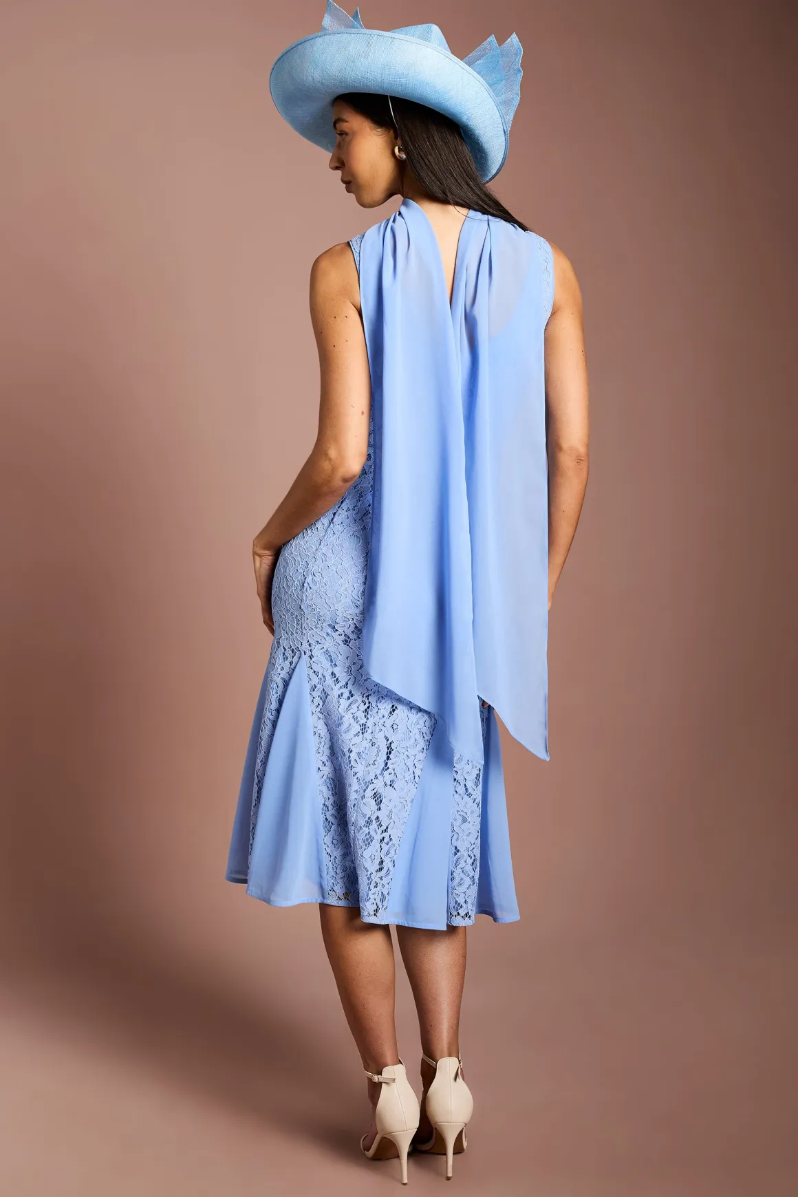 Robe Maxi En Dentelle Lisa Tan Avec Détail Foulard Et Godets
