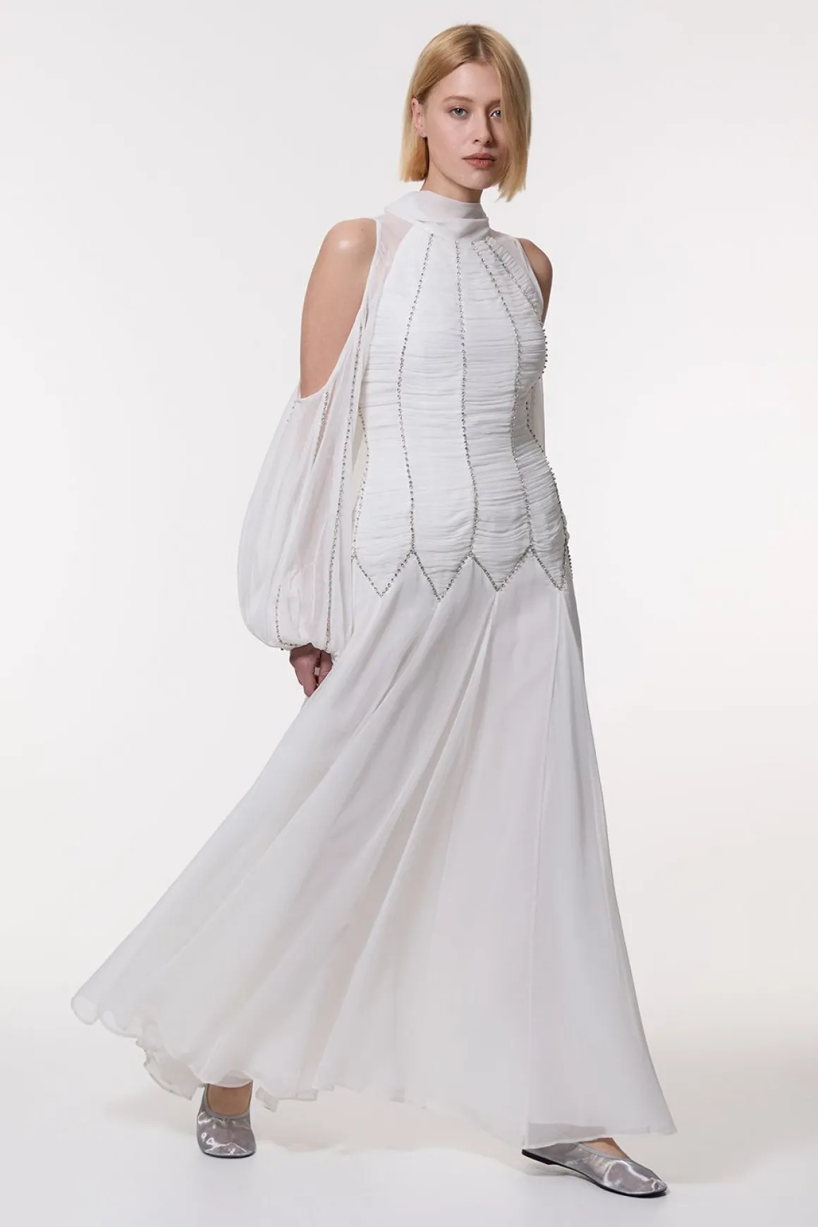 Robe maxi en georgette tissée avec finition ruched, embellie et col montant élevé