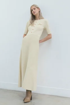 Robe maxi en maille côtelée avec garniture militaire