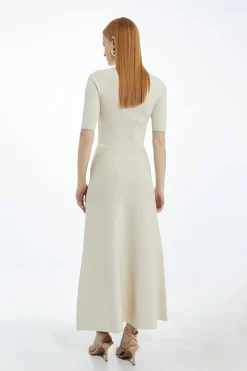Robe maxi en maille côtelée avec garniture militaire