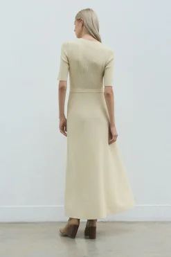 Robe maxi en maille côtelée avec garniture militaire