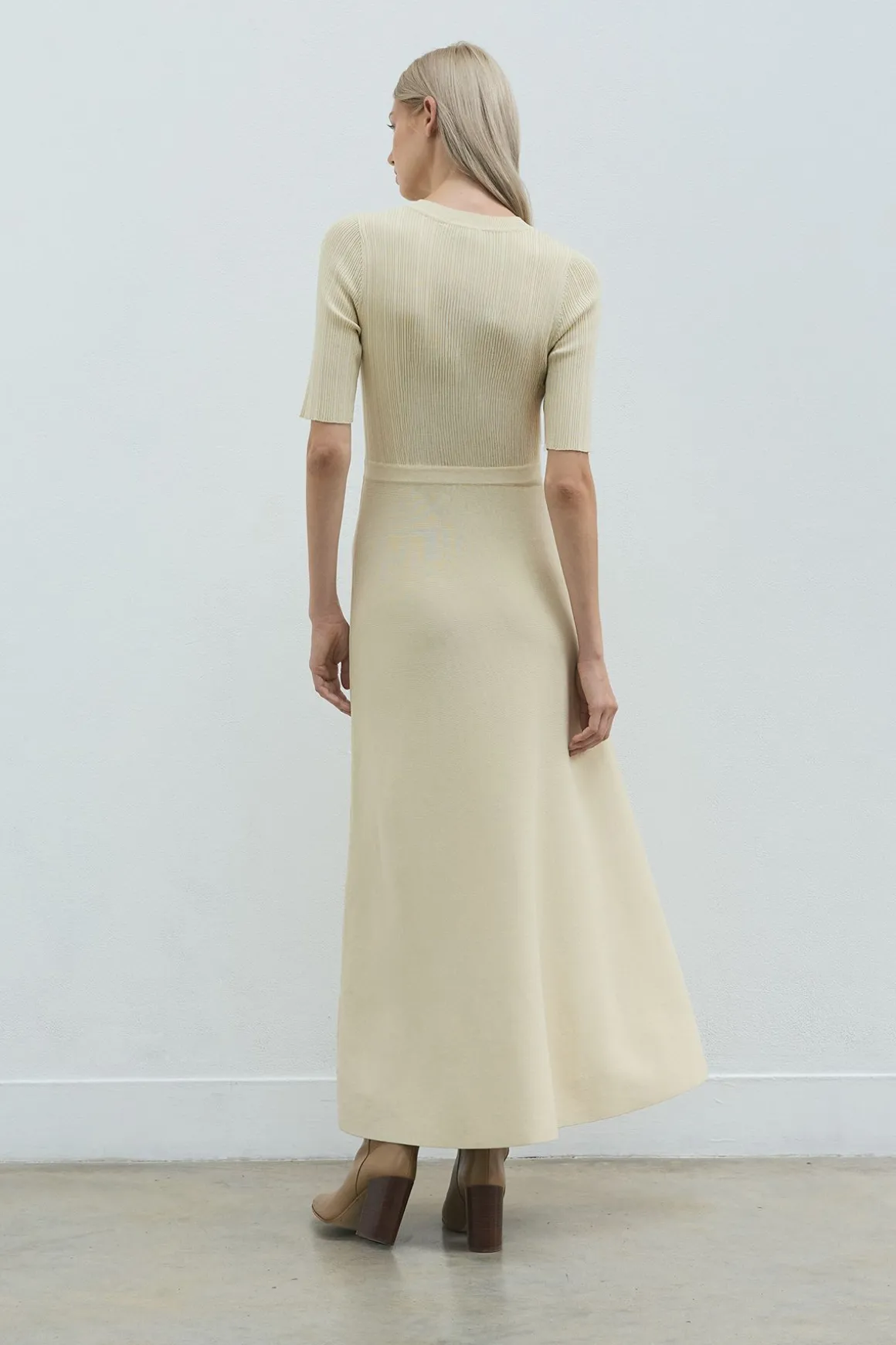 Robe maxi en maille côtelée avec garniture militaire