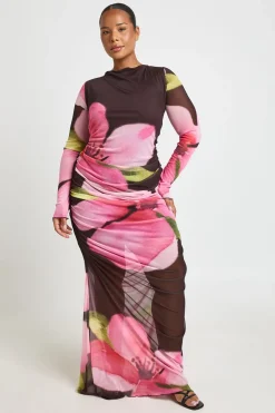 boohoo Robe Maxi En Maille Froncée À Imprimé Floral Grande Taille<Femme Looks Chocolat|Robes À Manches Longues