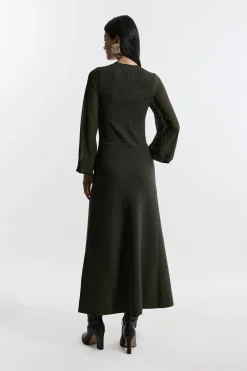 Robe maxi en maille mélange de viscose avec manches en chiffon et détails militaires