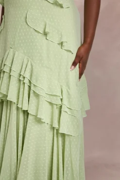 boohoo Robe Maxi En Mousseline Dobby Grande Taille Avec Détails De Volants<Femme Robes|Robe Invitée Mariage