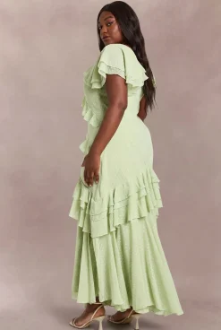 boohoo Robe Maxi En Mousseline Dobby Grande Taille Avec Détails De Volants<Femme Robes|Robe Invitée Mariage