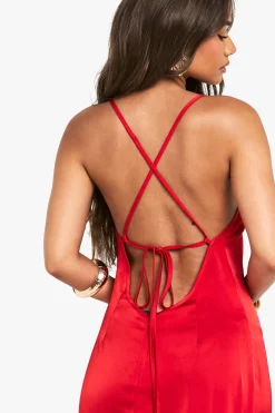 boohoo Robe maxi en satin avec décolleté plongeant et fente avant<Femme Satin Et Dentelle|Robes