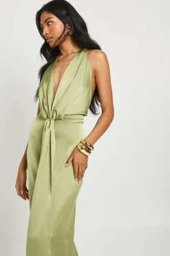 Robe maxi en satin à encolure halter, décolleté plongeant et détails drapés