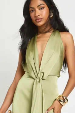 Robe maxi en satin à encolure halter, décolleté plongeant et détails drapés
