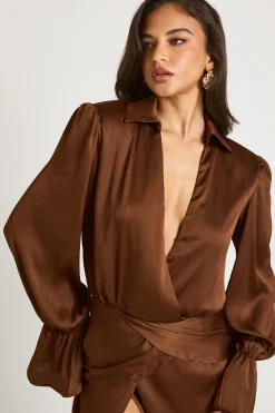 Robe maxi en satin torsadé avec fente frontale