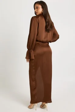Robe maxi en satin torsadé avec fente frontale