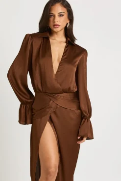 Robe maxi en satin torsadé avec fente frontale