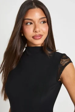 boohoo Robe Maxi En Tissu Slinky Avec Col Montant Et Empiècements En Dentelle<Femme Satin Et Dentelle|Robes
