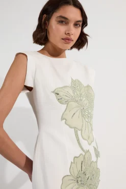 Robe maxi estivale premium ornée d'appliqués et de détails couture