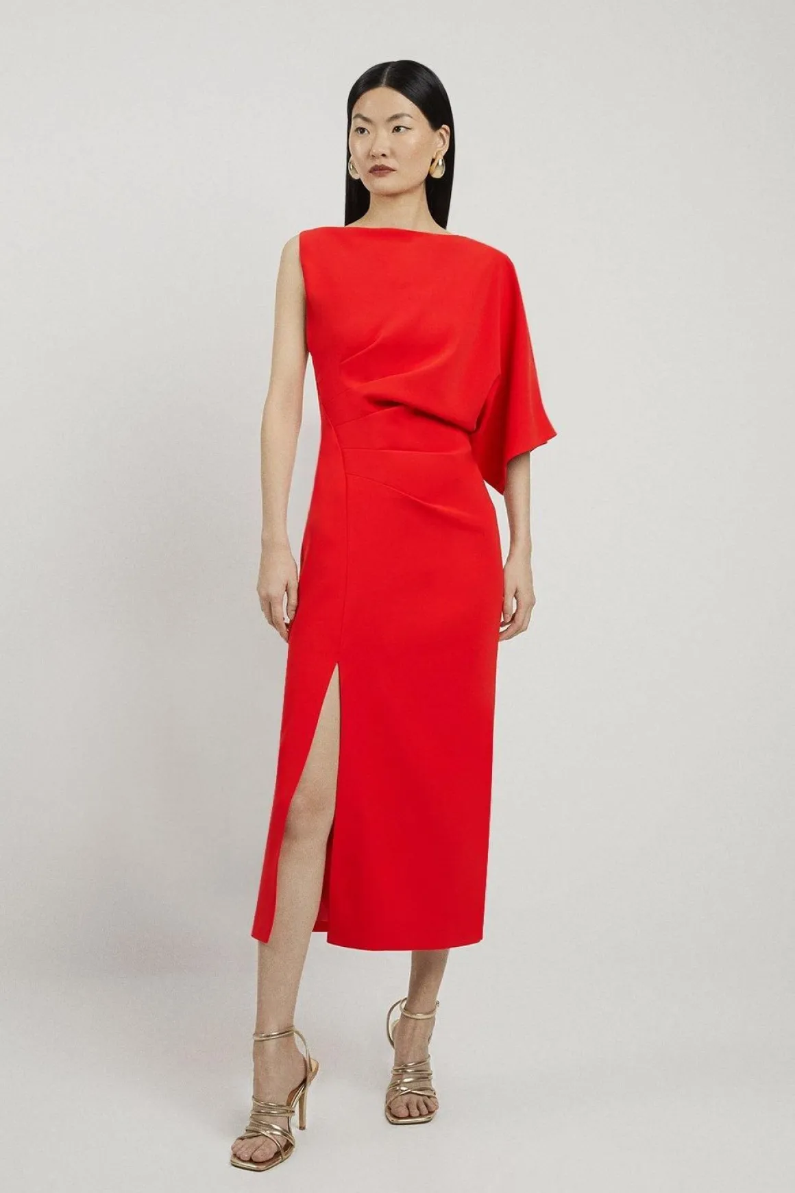 Robe maxi fluide ajustée à manches asymétriques