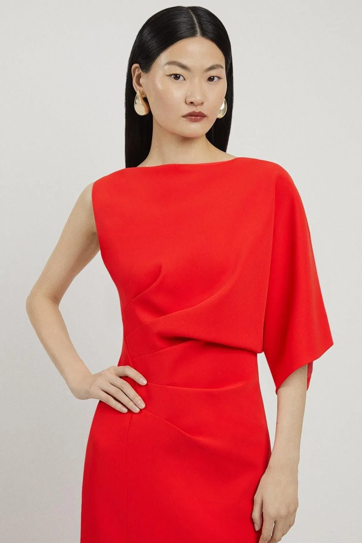 Robe maxi fluide ajustée à manches asymétriques