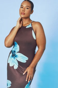 boohoo Robe Maxi Grande Taille À Col Nageur Et Imprimé Floral<Femme Toutes Les Robes|Robes Longues