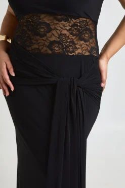Robe Maxi Grande Taille à Col Nageur avec Panneau de Dentelle et Drapé Noué