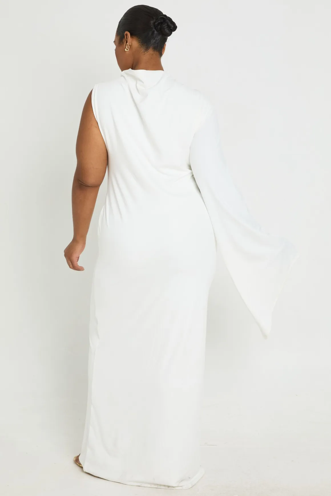Robe Maxi Grande Taille À Double Épaisseur Avec Détail Asymétrique Et Garniture