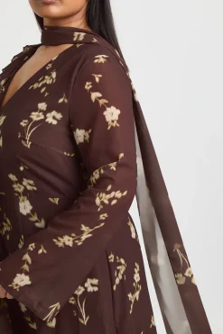 boohoo Robe Maxi Grande Taille À Détail Volant Frontal Et Foulard<Femme Looks Chocolat|Robes Moulantes