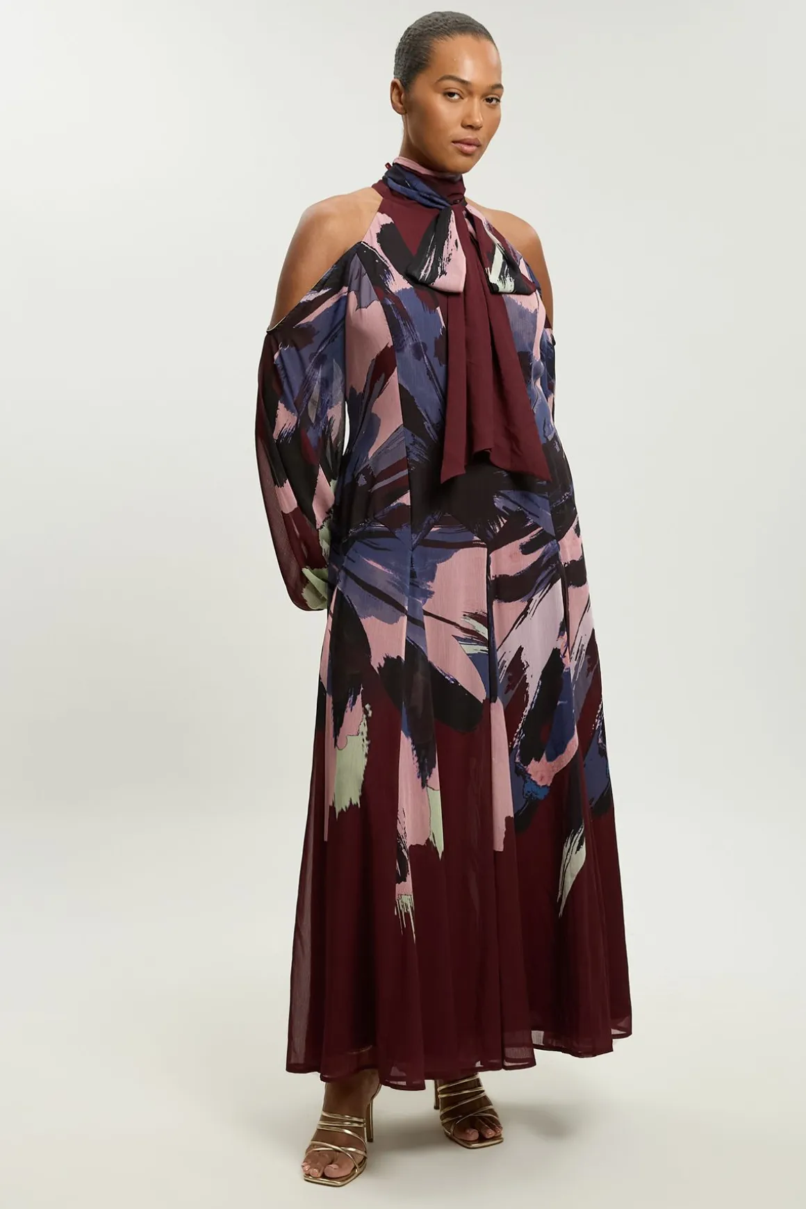 Robe Maxi Grande Taille En Georgette Froissée À Imprimé Floral Photographique, Col Montant Et Épaules Dénudées