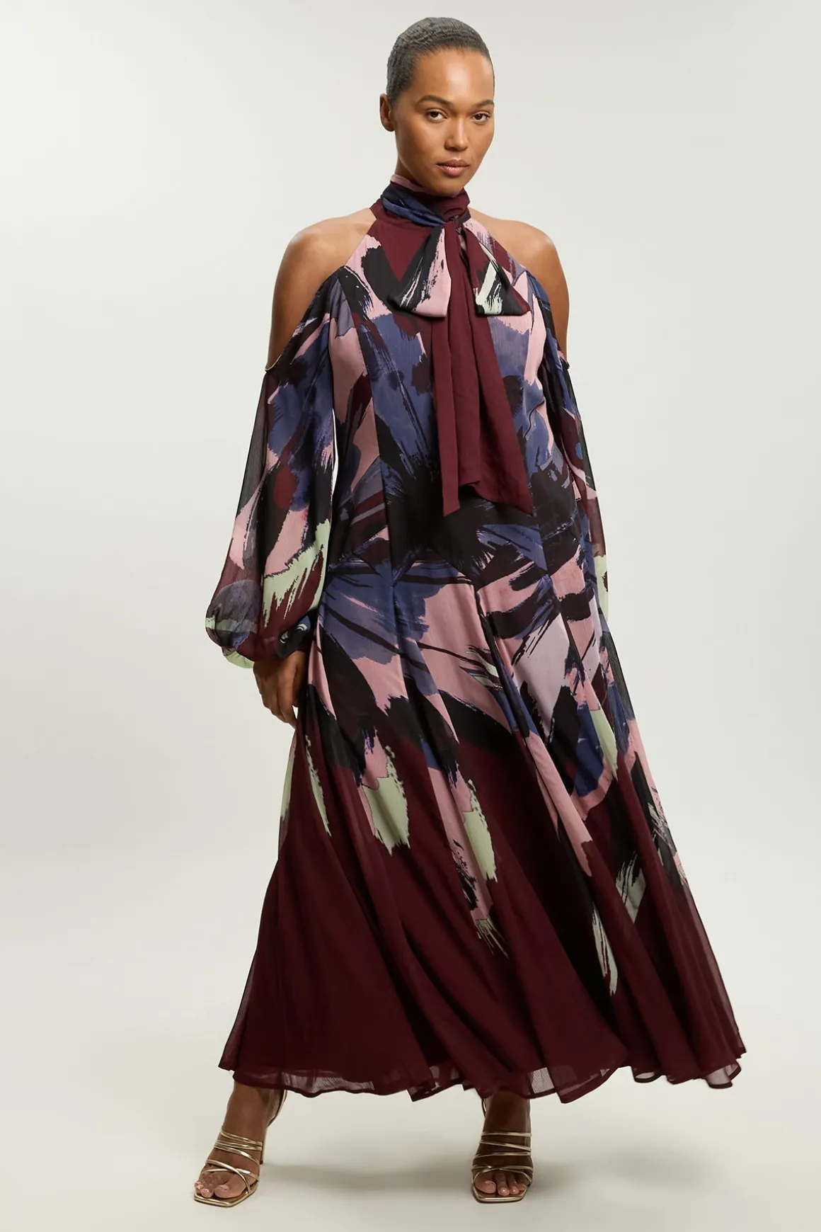 Robe Maxi Grande Taille En Georgette Froissée À Imprimé Floral Photographique, Col Montant Et Épaules Dénudées