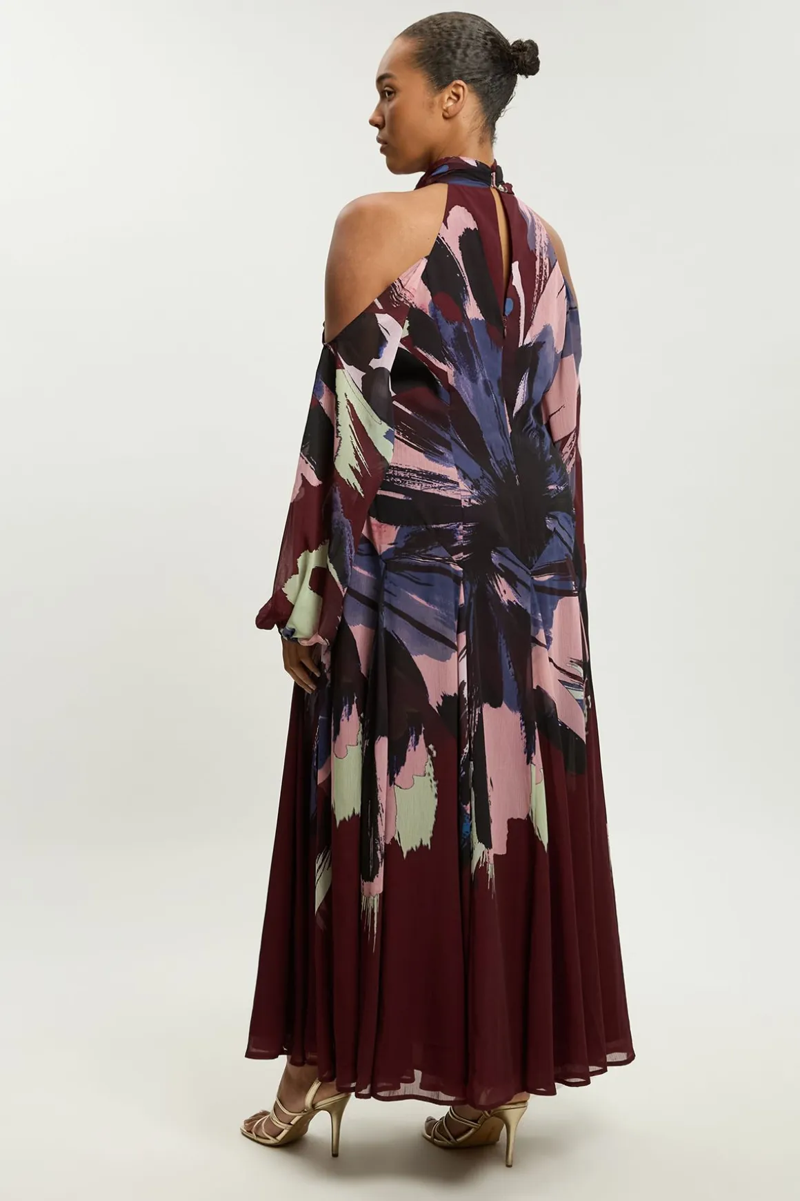 Robe Maxi Grande Taille En Georgette Froissée À Imprimé Floral Photographique, Col Montant Et Épaules Dénudées