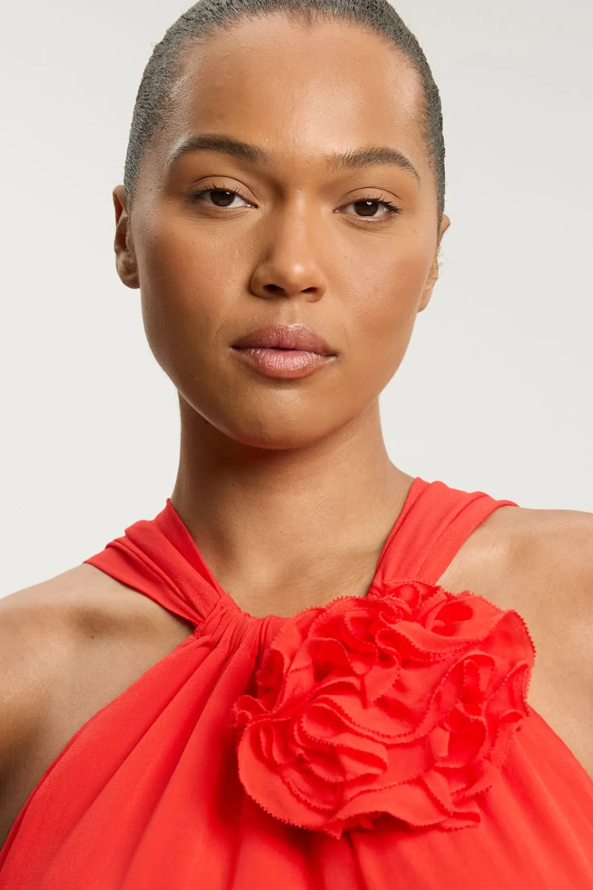 KarenMillen Robe Maxi Grande Taille En Georgette De Viscose À Col Licou Avec Rosette Et Volants<Femme Robes|Robe Invitée Mariage
