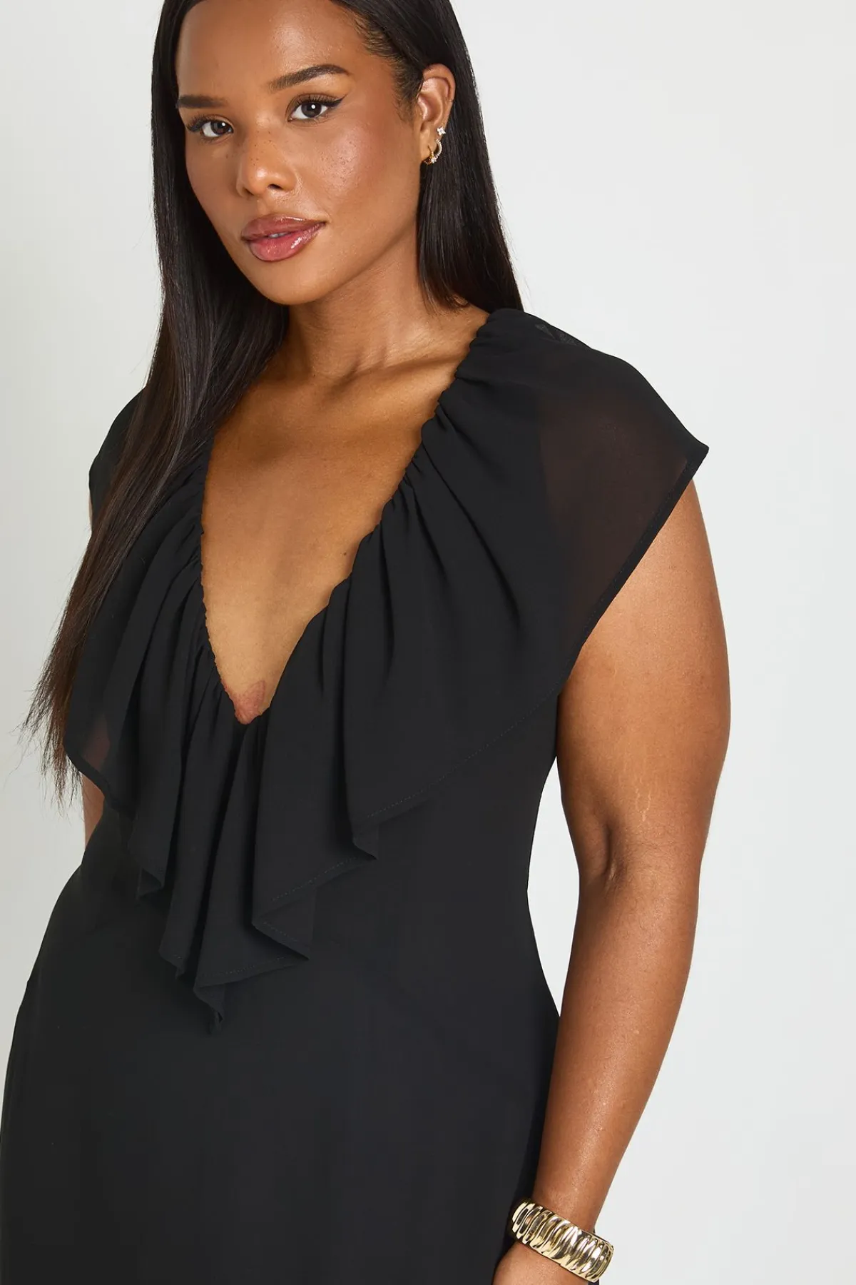 boohoo Robe Maxi Grande Taille En Mousseline À Volants Et Décolleté Plongeant<Femme Robes|Robes Longues
