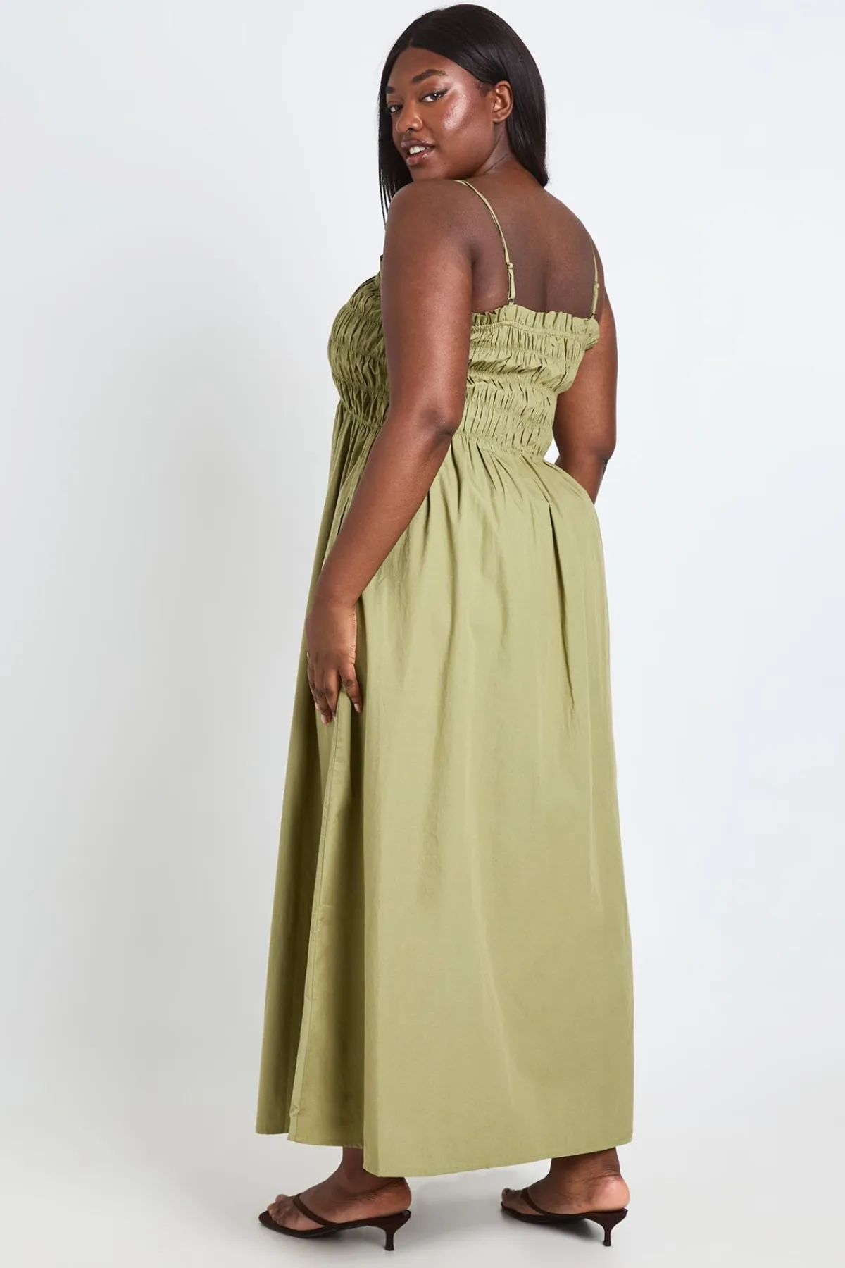 boohoo Robe Maxi Grande Taille En Popeline De Coton Froncée À Bretelles<Femme Toutes Les Robes|Robes Longues