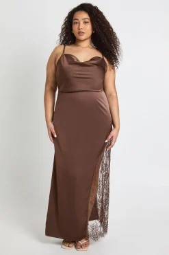Robe Maxi Grande Taille En Satin À Col Bénitier Avec Insertions En Dentelle
