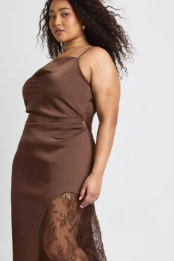 Robe Maxi Grande Taille En Satin À Col Bénitier Avec Insertions En Dentelle