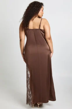 Robe Maxi Grande Taille En Satin À Col Bénitier Avec Insertions En Dentelle