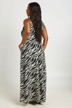 boohoo Robe Maxi Grande Taille À Imprimé Zèbre En Mousseline Avec Col Bénitier<Femme Robes|Robes À Col Bénitier