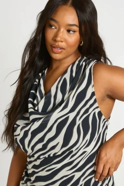boohoo Robe Maxi Grande Taille À Imprimé Zèbre En Mousseline Avec Col Bénitier<Femme Robes|Robes À Col Bénitier