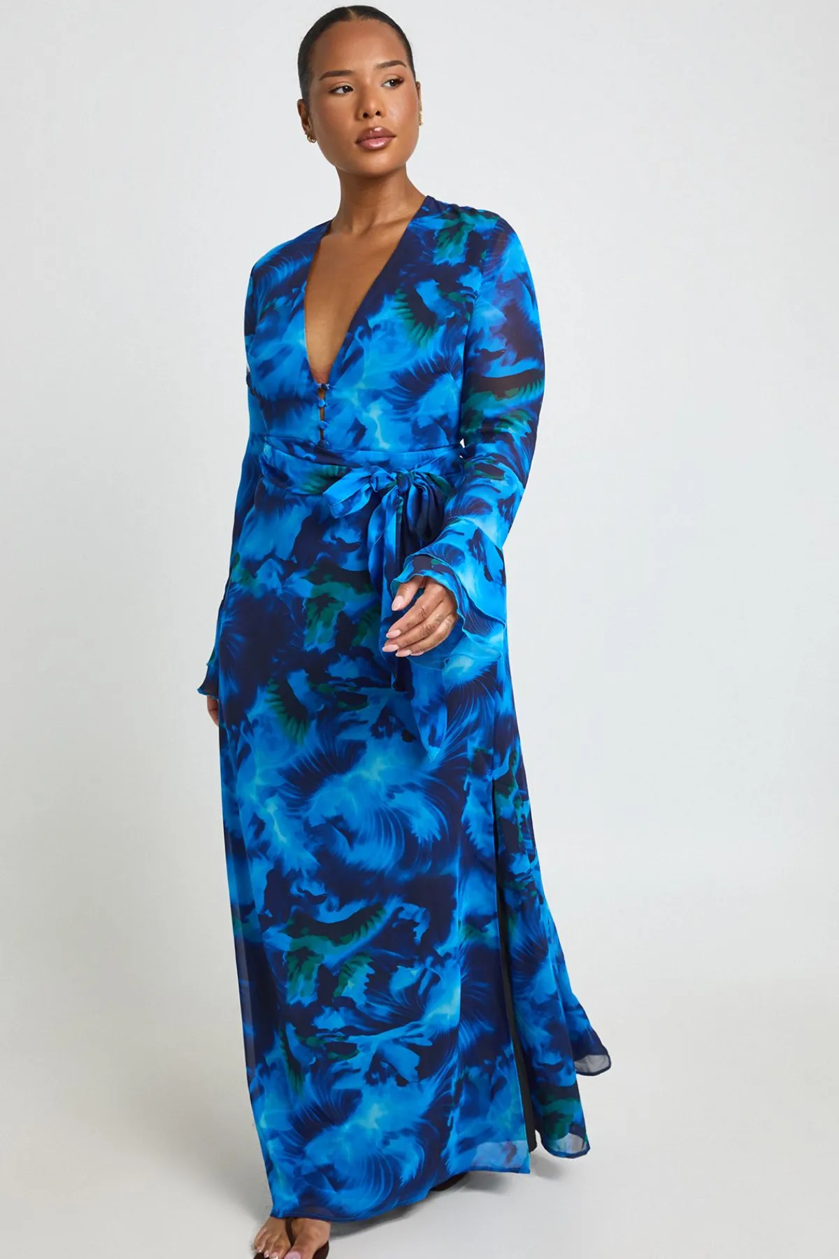 boohoo Robe Maxi Grande Taille À Imprimé Avec Détail Boutons Et Manches À Volants<Femme Robes À Manches Longues|Robes