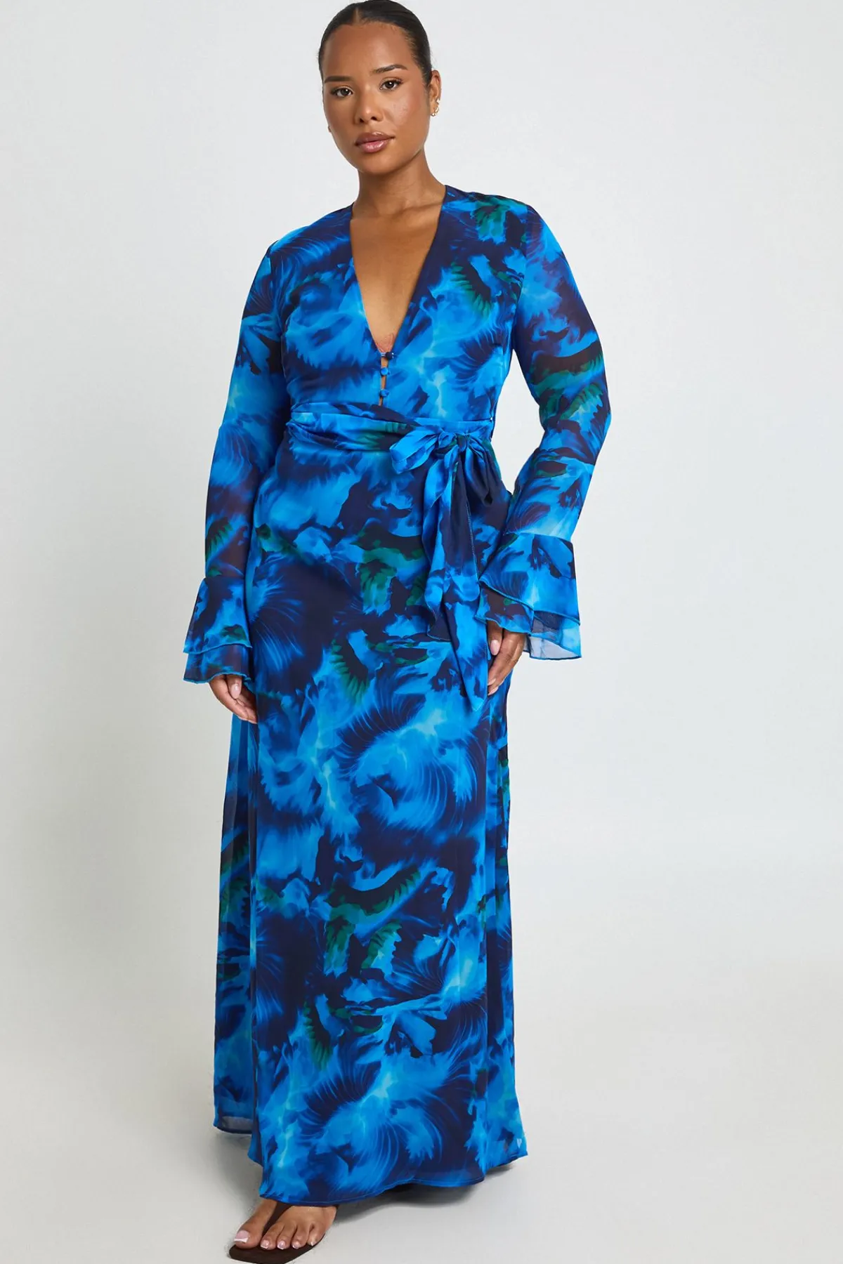 boohoo Robe Maxi Grande Taille À Imprimé Avec Détail Boutons Et Manches À Volants<Femme Robes À Manches Longues|Robes