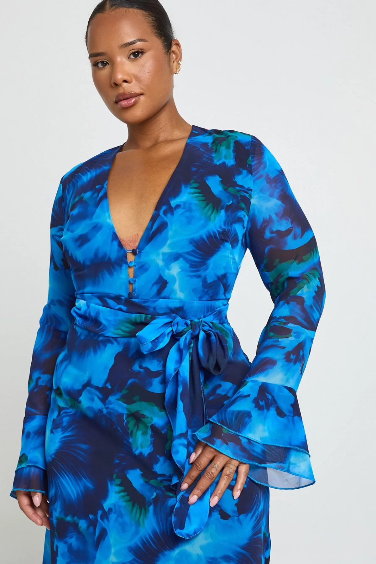 boohoo Robe Maxi Grande Taille À Imprimé Avec Détail Boutons Et Manches À Volants<Femme Robes À Manches Longues|Robes