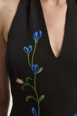 Robe Maxi Longue à Col Licou avec Broderies Florales Positionnées en Crêpe Tissé