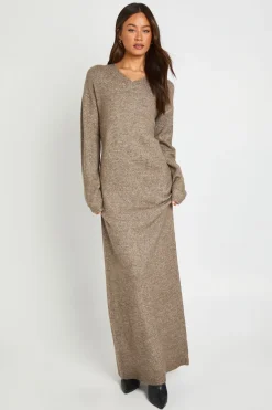 boohoo Robe Maxi Longue En Maille À Col V Et Manches Longues Pour Grande Taille<Femme Pulls Et Gilets|Toutes Les Mailles