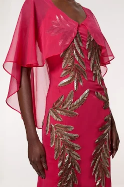 Robe maxi à manches cape tissée ornée de plumes