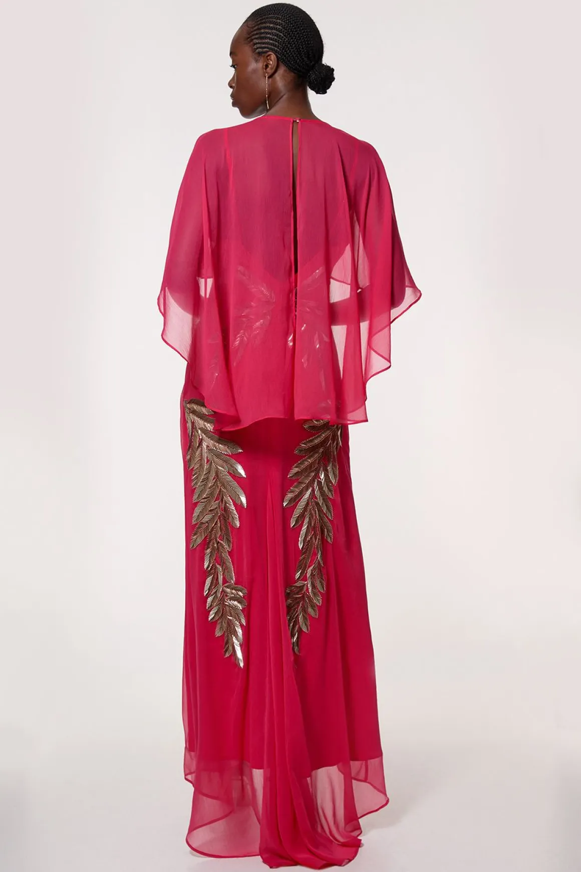 Robe maxi à manches cape tissée ornée de plumes