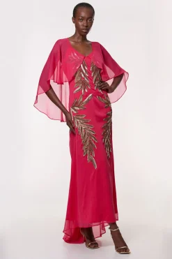 Robe maxi à manches cape tissée ornée de plumes