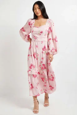Robe Maxi À Manches Longues Avec Encolure Cœur Et Détails À Volants Étagés Petite